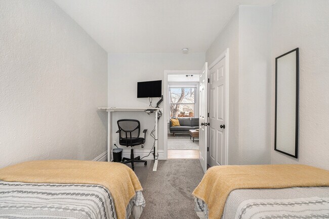 Building Photo - 832 26th St