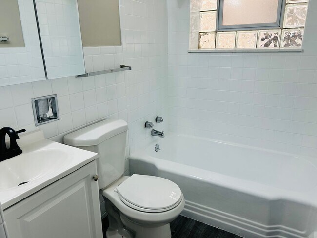 Building Photo - 3146 Ridgeland Ave