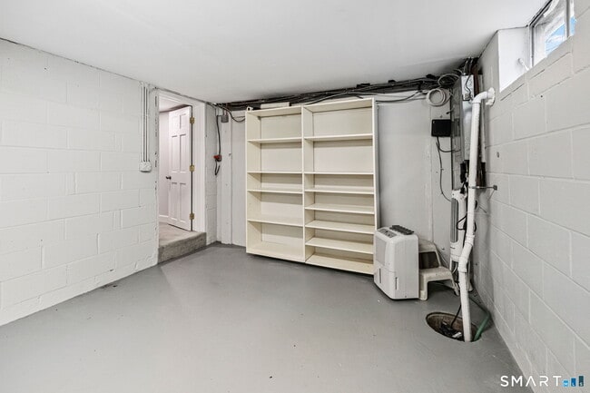 Building Photo - 5 River St