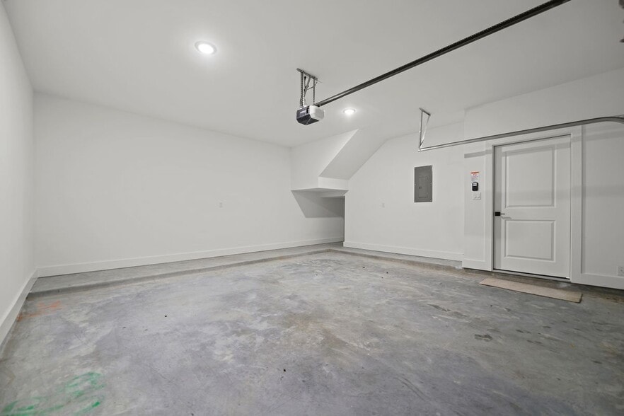 Building Photo - 870 W Little York Rd