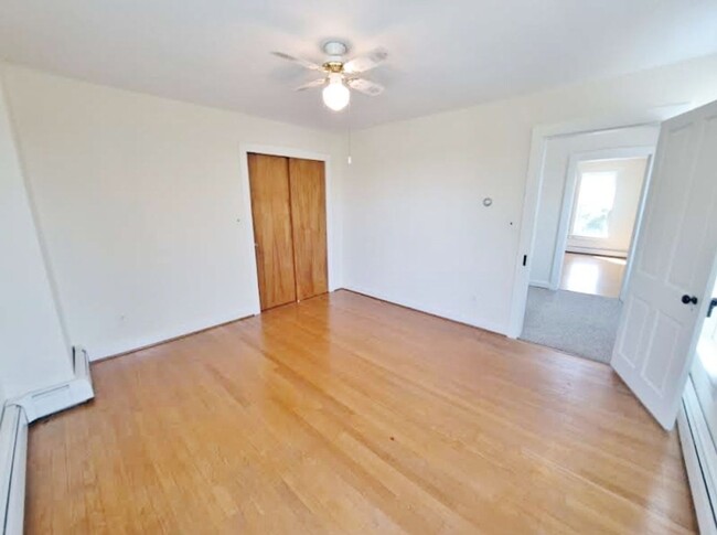 Building Photo - 3 Bed / 1-1/2 Bath Single Family w/2 Car G...