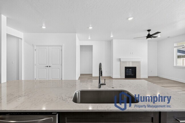 Building Photo - Beautiful home minutes from Costco
