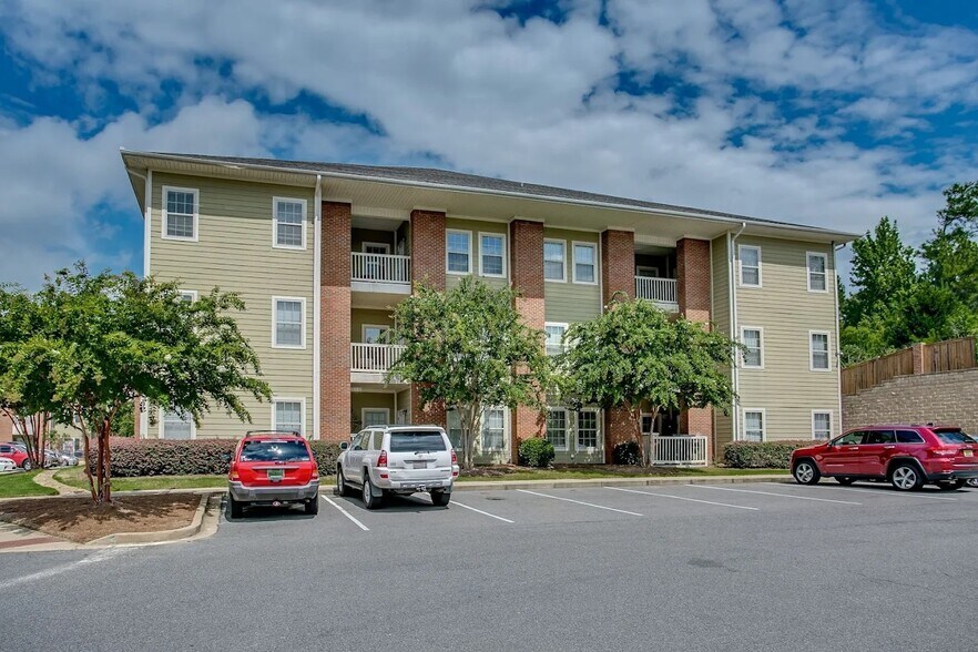 Open, Free Parking in front of unit - 3218 Veterans Memorial Pky