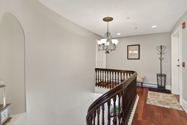 Building Photo - 7 Islington St