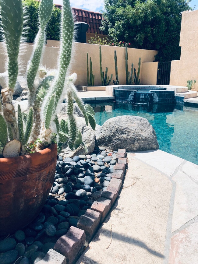 Pebble Tech Salt Water Pool/Spa - 72836 Mesa View Dr