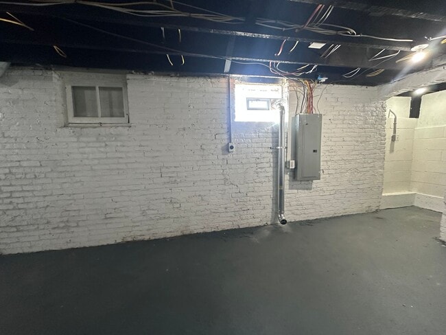 Building Photo - Large Open Concept 5BR/2BA Rent to Own Home with Office