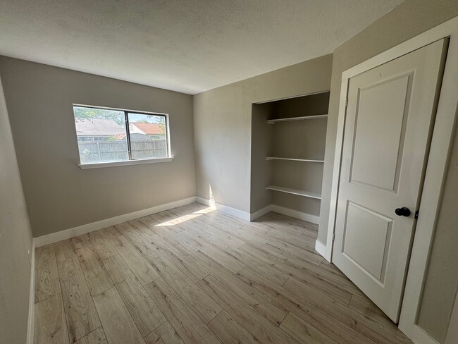 Building Photo - MOVE IN READY 3/2 LOCATED INSIDE 1604/CULE...
