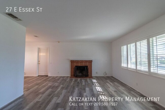 Building Photo - Stylishly Remodeled 2-Bedroom Home in Cent...