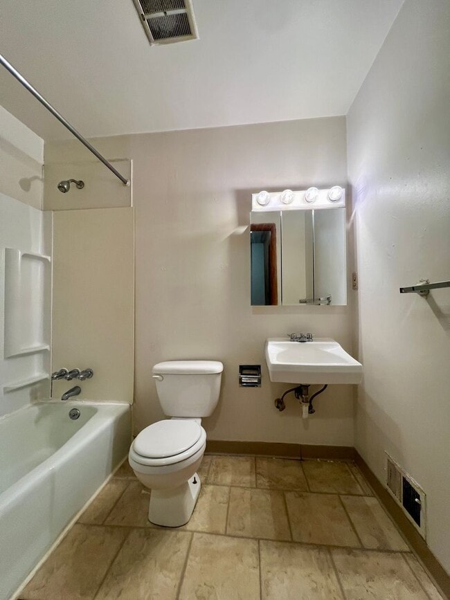 Building Photo - Cozy 1 BR in South Oakland! Call NOW!