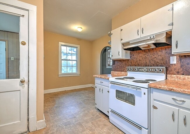 Building Photo - 6456 Blue Springs Pkwy