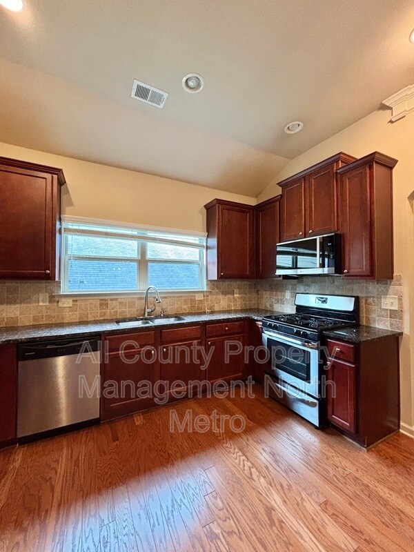 Building Photo - 421 Parkstone Dr