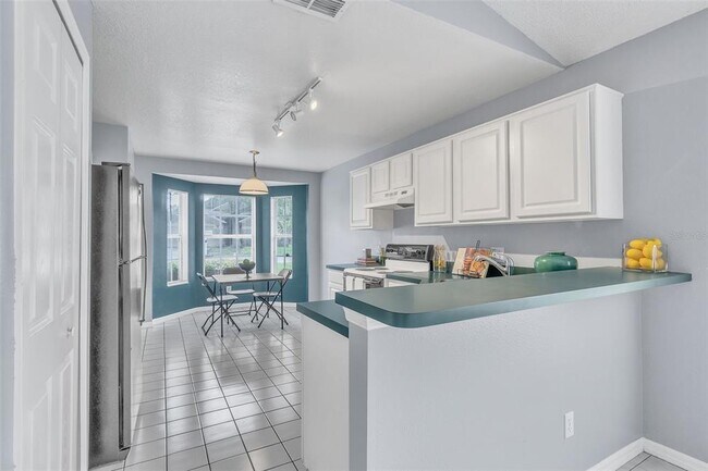 Building Photo - 4454 King Edward Dr