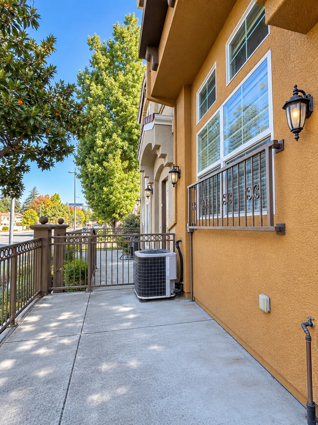 Building Photo - 41911 Cerchio Terrace