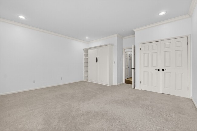 Building Photo - 155 N Hanley Rd