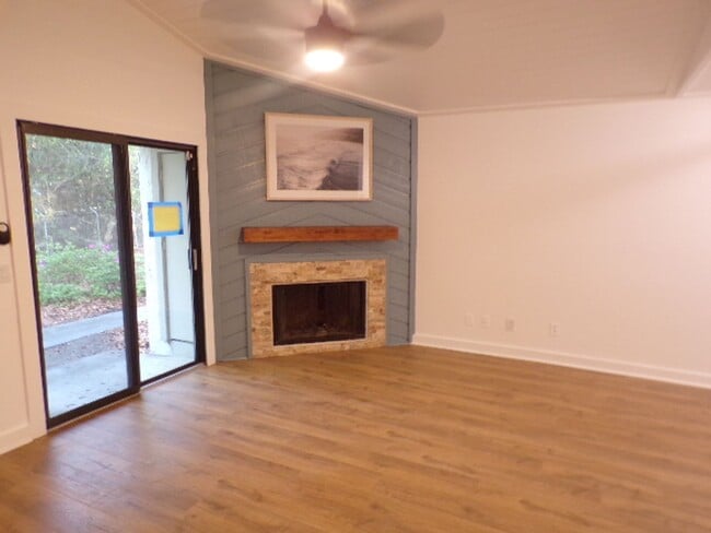 Building Photo - Remodeled Condo Located In Woodlake Villas