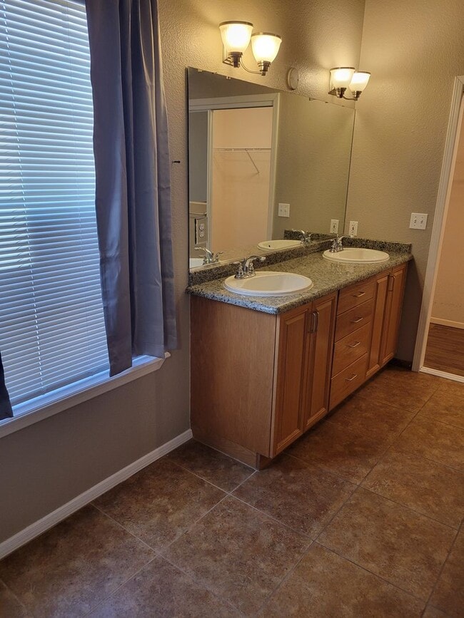 Building Photo - Beautiful 3 bedroom/2 Bath Home!