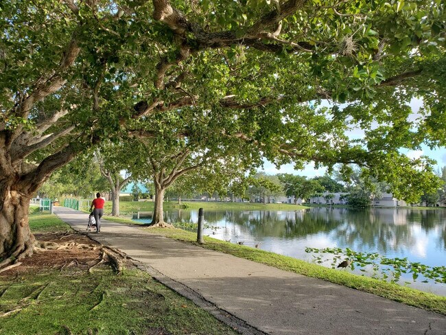 Building Photo - 120 Royal Pk Dr