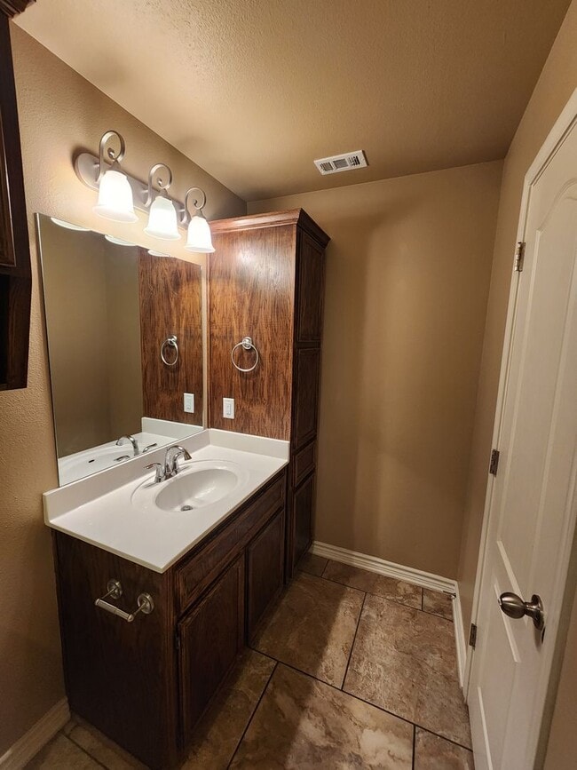 Building Photo - Beautiful 3 bed/2 bath Duplex off of Bunny...