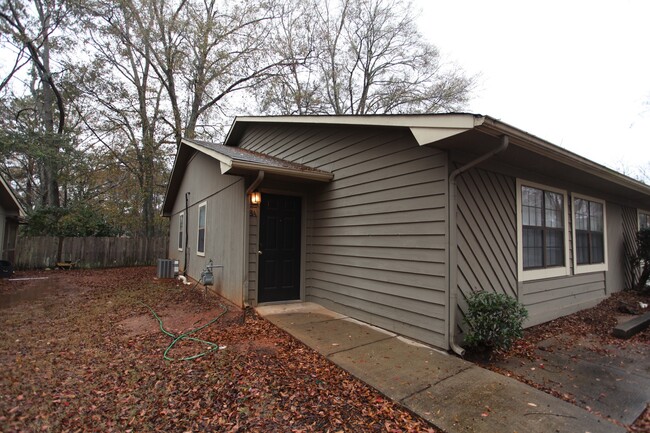 Building Photo - Cedar Chase Duplex For Fall 2025