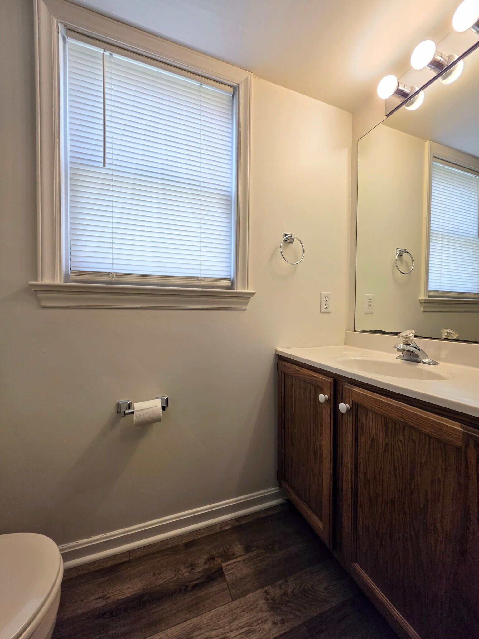 Building Photo - 391 E Jackson St