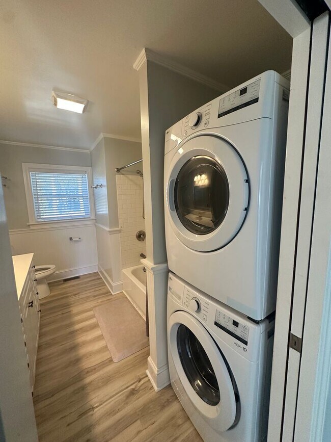 Building Photo - Updated 2 Bedroom, 1 Bath Home Locate Close to Wrightsville Beach