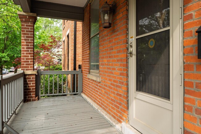 Building Photo - 302 E Sycamore St