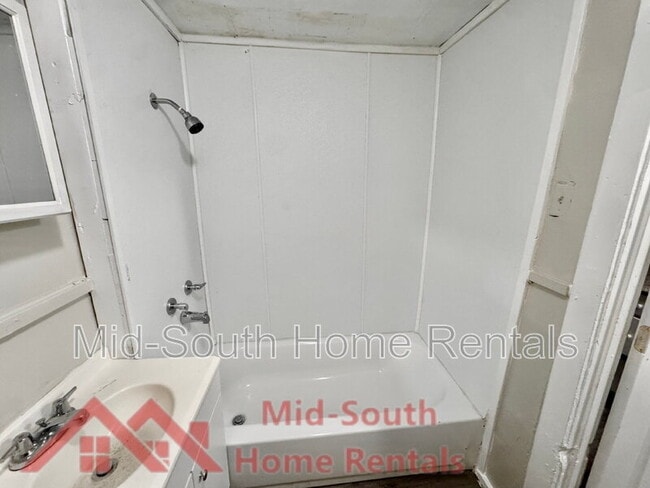 Building Photo - 1536 Brookins St