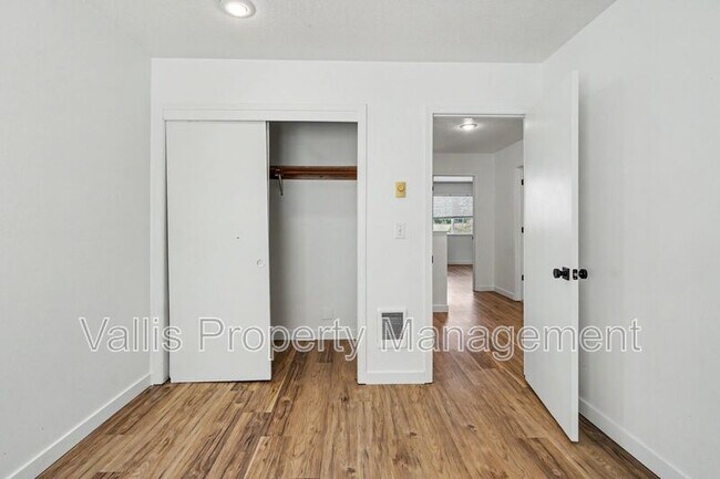 Building Photo - 5260 Springcrest Dr S