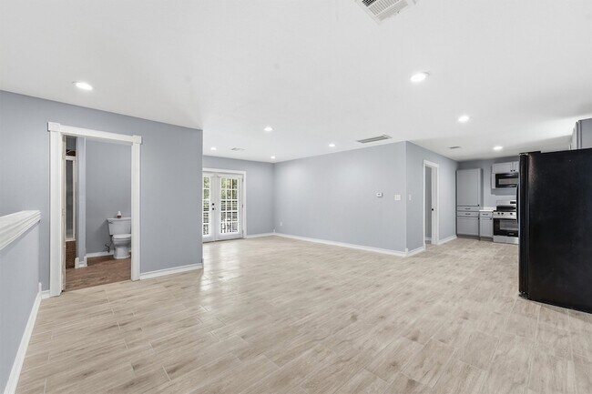 Building Photo - 15621 Northland Dr
