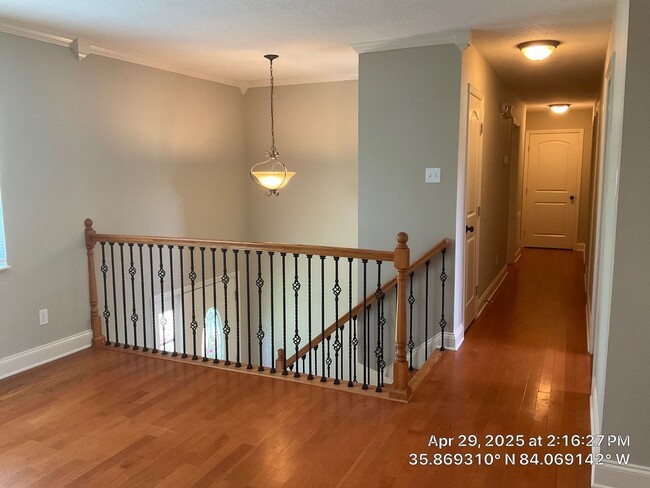 Building Photo - 3 Bedroom / 2.5 Bath House Available Now