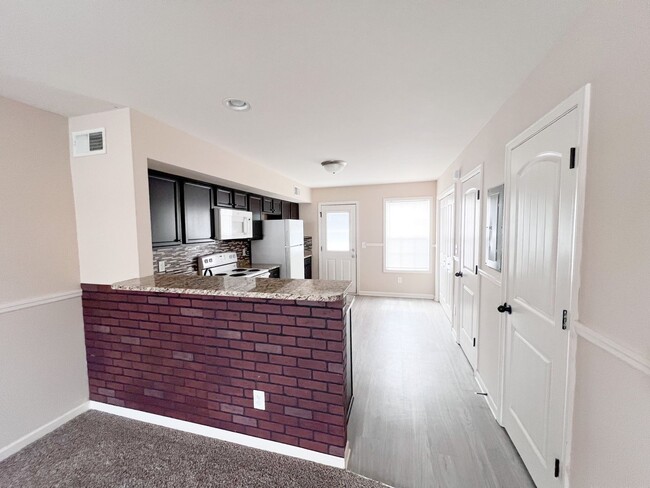 Building Photo - 2 Bedroom 1.5 Bath Townhome