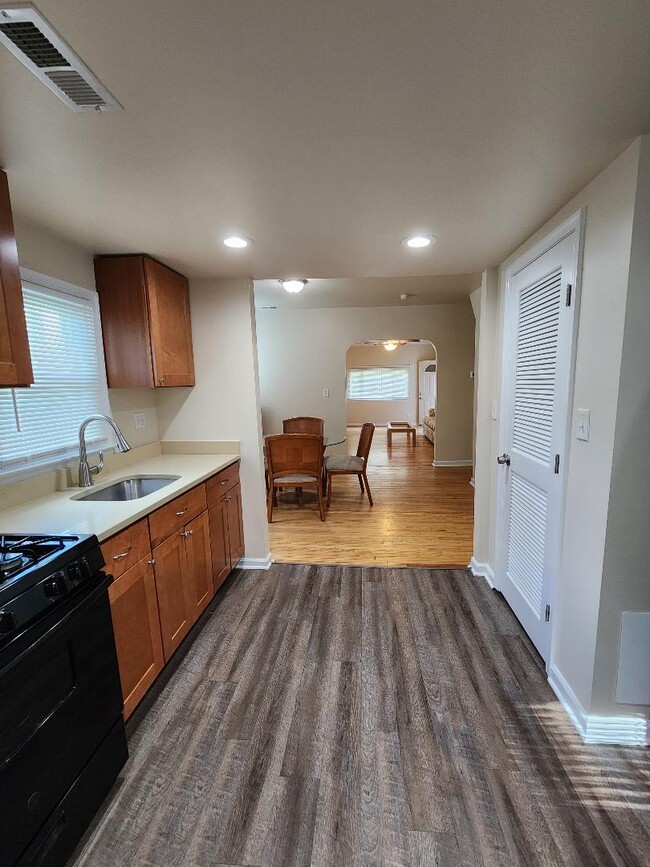 Building Photo - 2701 Woodsdale Ave