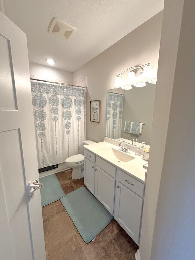 Building Photo - Marketing title- 4 bedroom/ 3 bathrooms- The Promenade at John Tyler