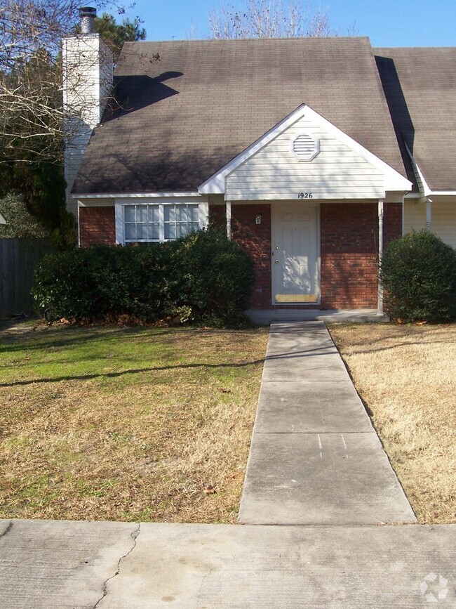 Building Photo - Two Bedroom Townhouse off of W Tharpe!