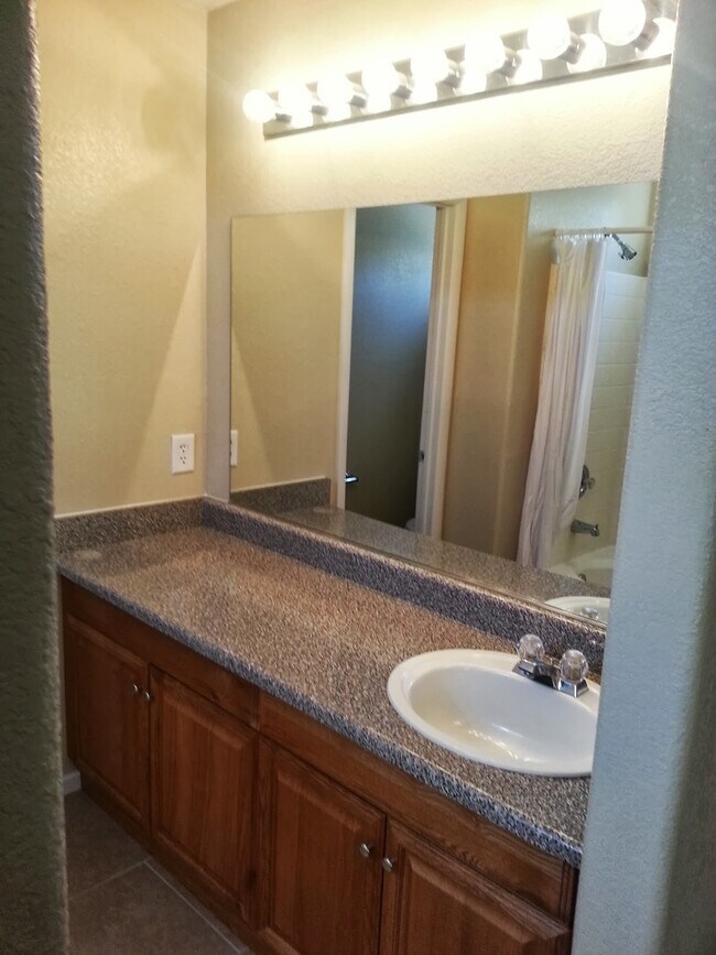 Building Photo - Charming 3 Bedroom 2 Bathroom Home!!