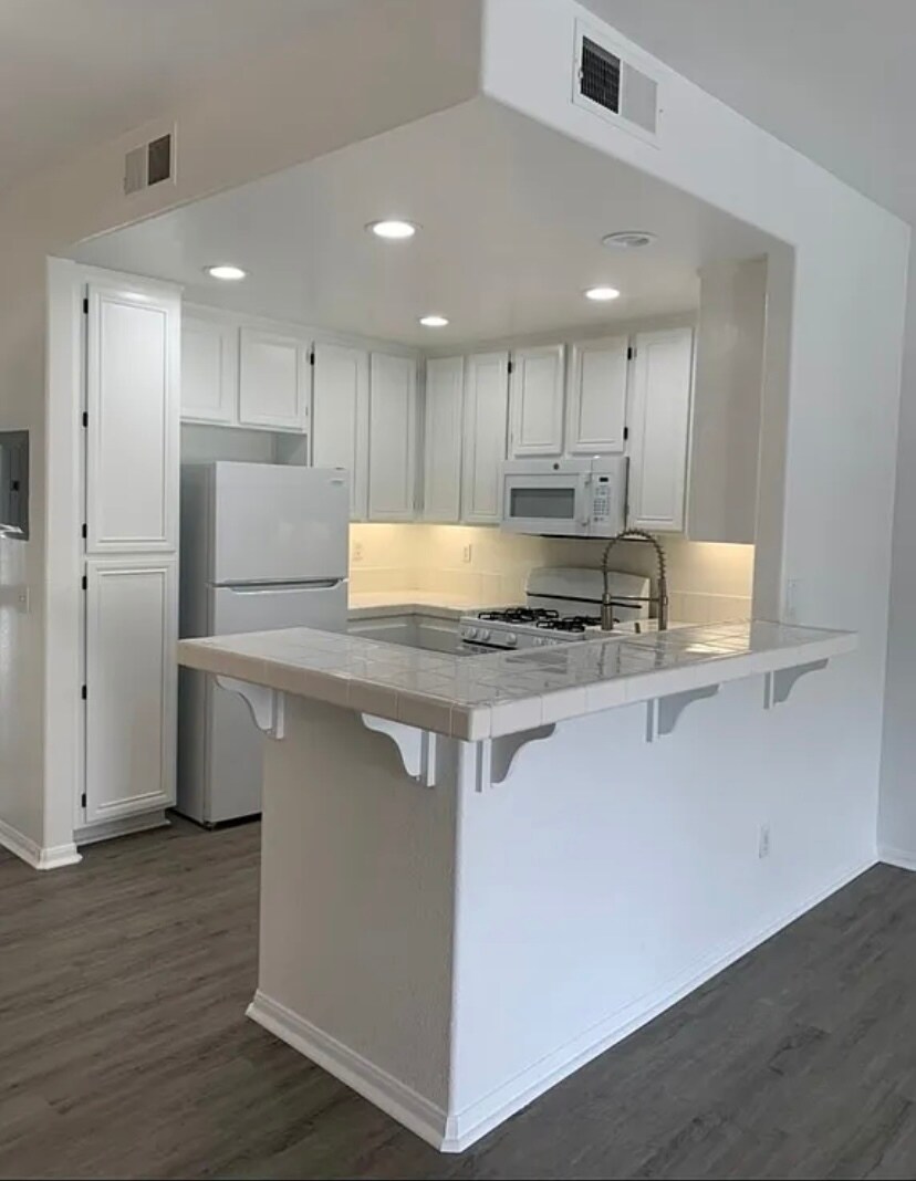 Building Photo - 1460 Rancho Rose Way