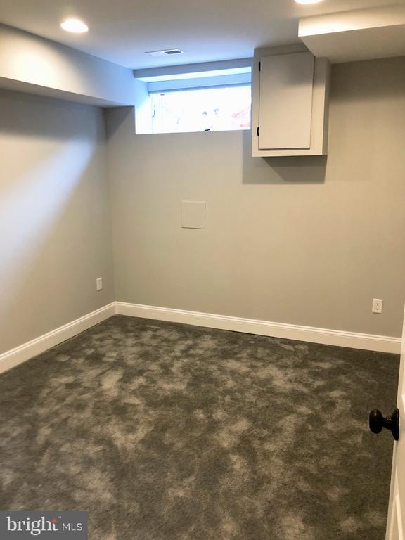 Building Photo - 632 S Decker Ave