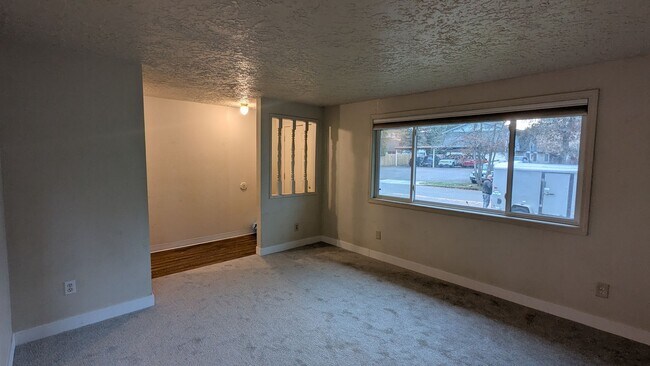 Building Photo - 14616 NE Coast Pine Ct