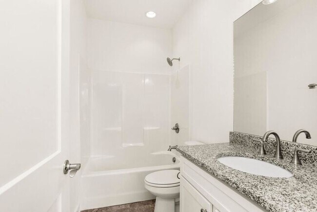Building Photo - 3 Bed/3 Full Baths! Newer Townhome