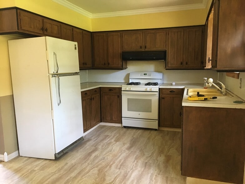 kitchen- no fridge provided. - 5629 Cross Timbers Dr