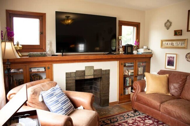 Building Photo - Bungalow by the Green! Executive SLC Rental Home