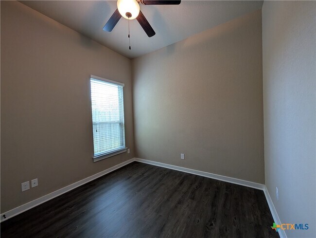 Building Photo - 2213 Avery Village