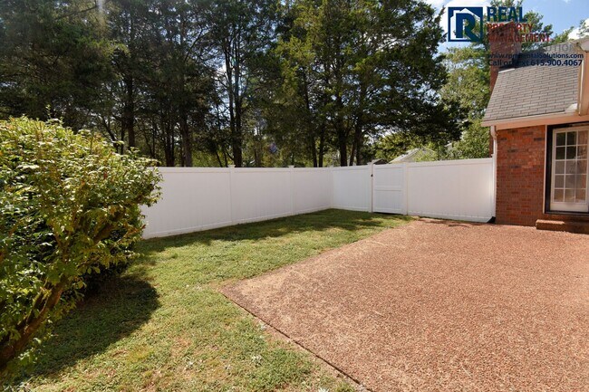 Building Photo - 2107 Londonderry Dr