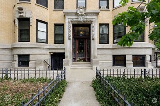 Building Photo - Vintage Lincoln Park Condo with Rooftop De...