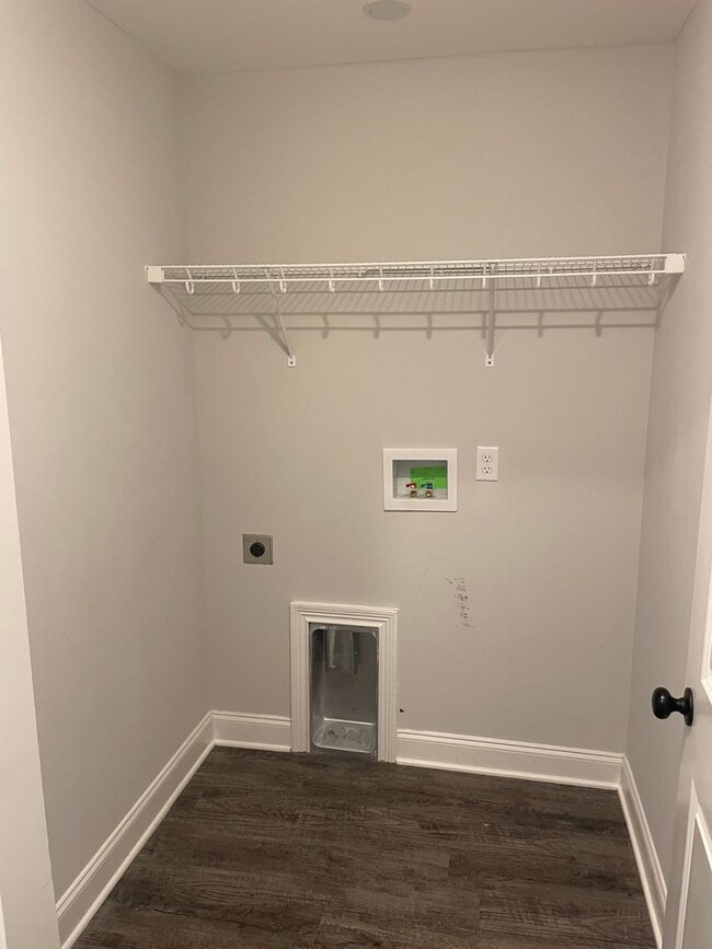 Building Photo - 2 Bed/2.5 Bath Townhome with Garage (Water/Sewer/Trash Included)