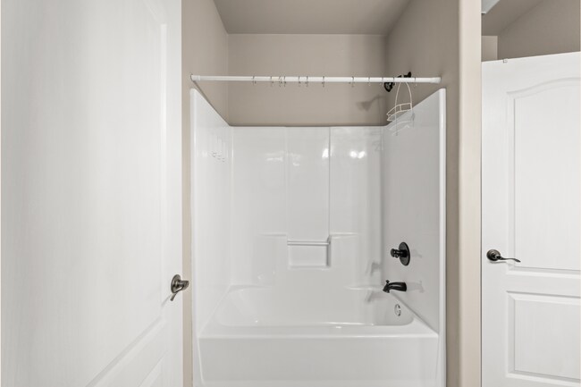 Building Photo - 4 Bed Navarre Townhome in Pool Community