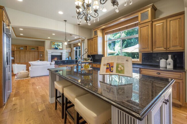Building Photo - Live the Tuscan Life in Kirkland