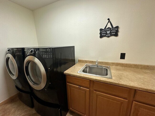 Building Photo - Tranquil Lakefront Living in the Heart of ...
