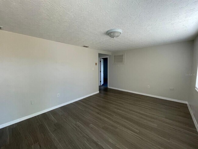 Building Photo - 5719 Silver Spur Dr
