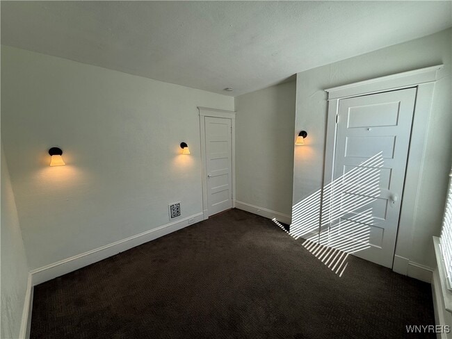 Building Photo - 95 Inwood Pl